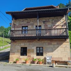 Casa barrio La Mahilla (Selores)