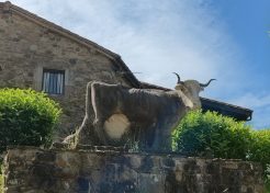 Monumento a la vaca tudanca -Barrio de la carpeza (Carmona)