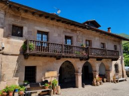 Casona de los Mier, Cossío, Calderón y Terán (Carmona)