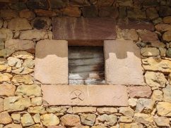 Cruz patada - Casa blasonada del Otero (Carmona)