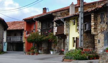Hilera de casas de la carretera (Los Tojos)