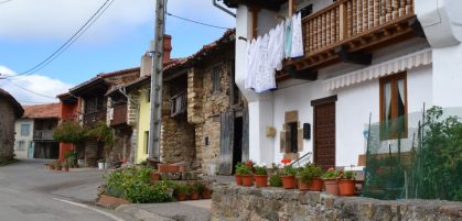 Hilera de casas de la carretera (Los Tojos)