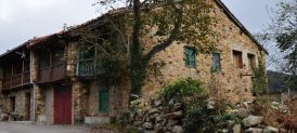 Hilera de casas con tallas en la solana (Los Tojos)