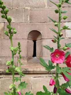 Ventana aspillera abocinada - Casona de Indianos (Carmona)