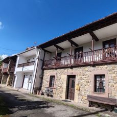 Hilera de casas con solana (Selores)