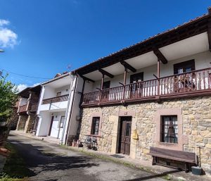 Hilera de casas con solana (Selores)