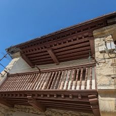 Hilera de casas con solana (Selores)