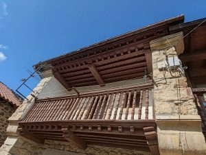 Hilera de casas con solana (Selores)