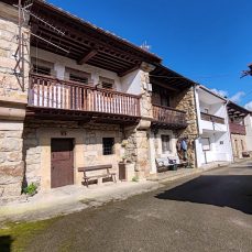 Hilera de casas con solana (Selores)