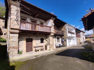 Hilera de casas con solana (Selores)