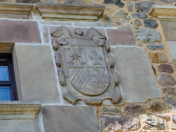 Escudo lateral - Casona de Cossío (Carmona)