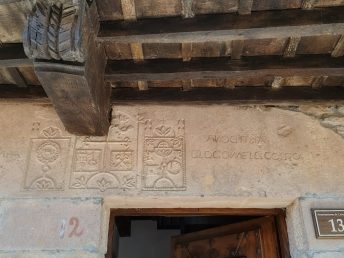 Grabado símbolos religiosos - Casa Rectoral (San Pedro)
