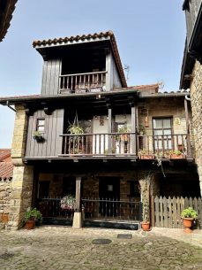 Casa con casetón (Bárcena Mayor)