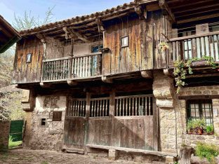 Casa con cerramientos laterales (Bárcena Mayor)