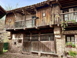 Casa con cerramientos laterales (Bárcena Mayor)