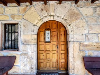 Casa con arco. Puerta (Sierra de Ibio)