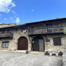 Casa con dos arcos (Los Tojos)
