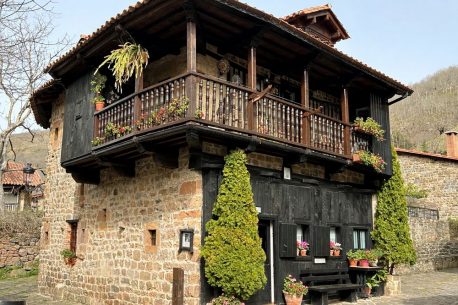 Casa con solana en esquina (Bárcena Mayor)