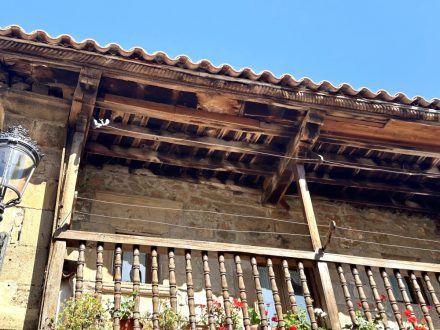 Casas con arcos (Bárcena Mayor)