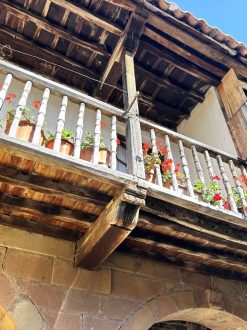 Casas con arcos (Bárcena Mayor)