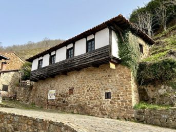 Antigua Escuela (Barcena Mayor)