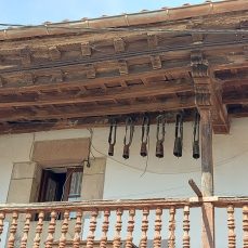 Detalle de balcón - Hilera Barrio del Corralón (Fresneda)