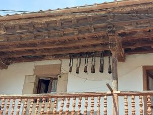 Detalle de balcón - Hilera Barrio del Corralón (Fresneda)