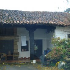 Hilera de casas (Villanueva de la Peña)