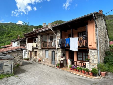 Hilera de casas del barrio El Pontón (Saja)
