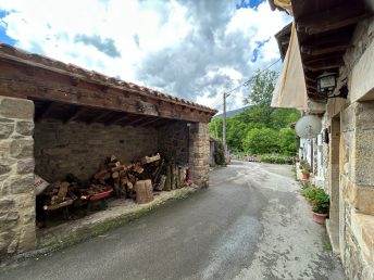 Hilera de casas del barrio El Pontón (Saja)