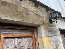 Hilera de casas del barrio El Pontón (Saja)