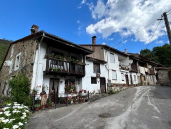Hilera de casas del barrio El Pontón (Saja)