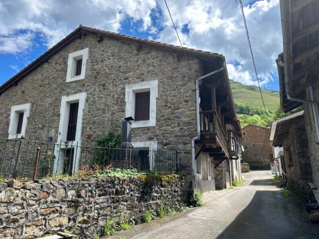 Hilera de casas en la calle de la Iglesia