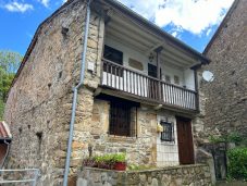Hilera de casas en la calle de la Iglesia