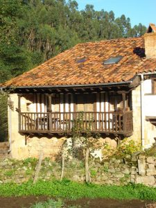 Hilera de casas montañesas (Herrera de Ibio)