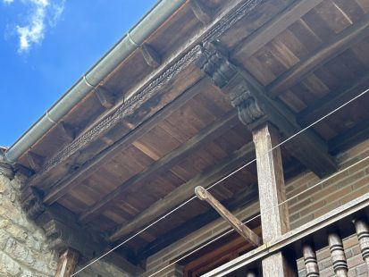 Hilera de casas con tallas en la solana (Los Tojos)