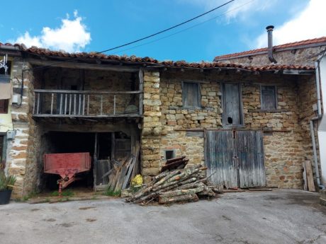 Hilera de casas en la carretera (Los Tojos)