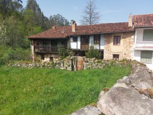 Hilera de casas montañesas (Herrera de Ibio)