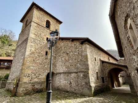 Iglesia Santa María (Bárcena Mayor)