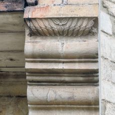 Ménsula labrada - Casa con capilla (Mazcuerras)