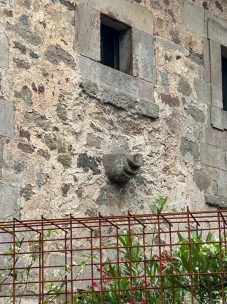 Piedra fregadera - Casona de Ribero-Gutiérrez (Mazcuerras)