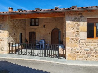Casa Llana (Villanueva de la Peña)