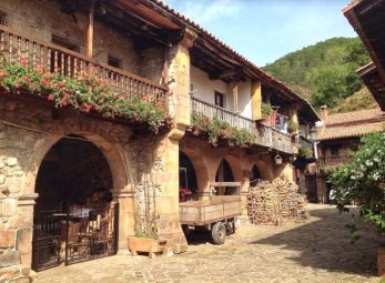 Casas con arcos (Bárcena Mayor)