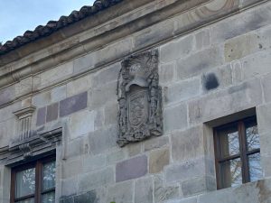 Escudo - Palacio de los Pérez-Xesa (Herrera de Ibio)