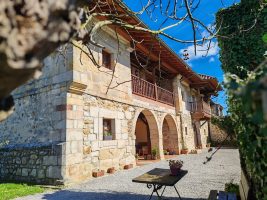 Casona de los Vélez y Hoyos (Villanueva de la Peña)